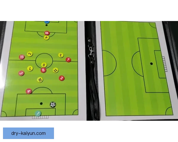 克鲁伊夫战术优点持续影响现代足球战术体系分析